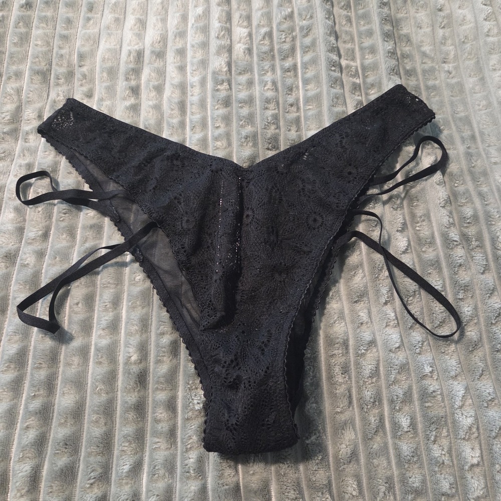 Victoria's Secret Very Sexy Black Lace Strappy Brazilian Thong Panty M 170/72A